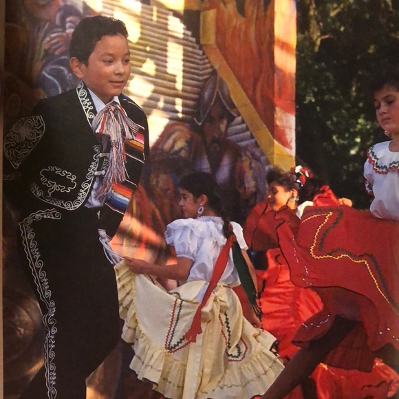 LATINO LIFE HOLIDAYS & CELLEBRATIONS BOOK - Picture 6 of 9